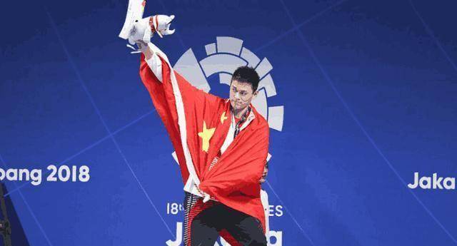 孙杨不仅身披国旗挡住赞助商衣服,细看一下,他还用贴纸挡住logo_领奖