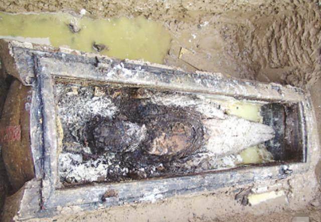 将光绪皇帝的尸体,重新放在棺椁中,将陵墓内室整修.