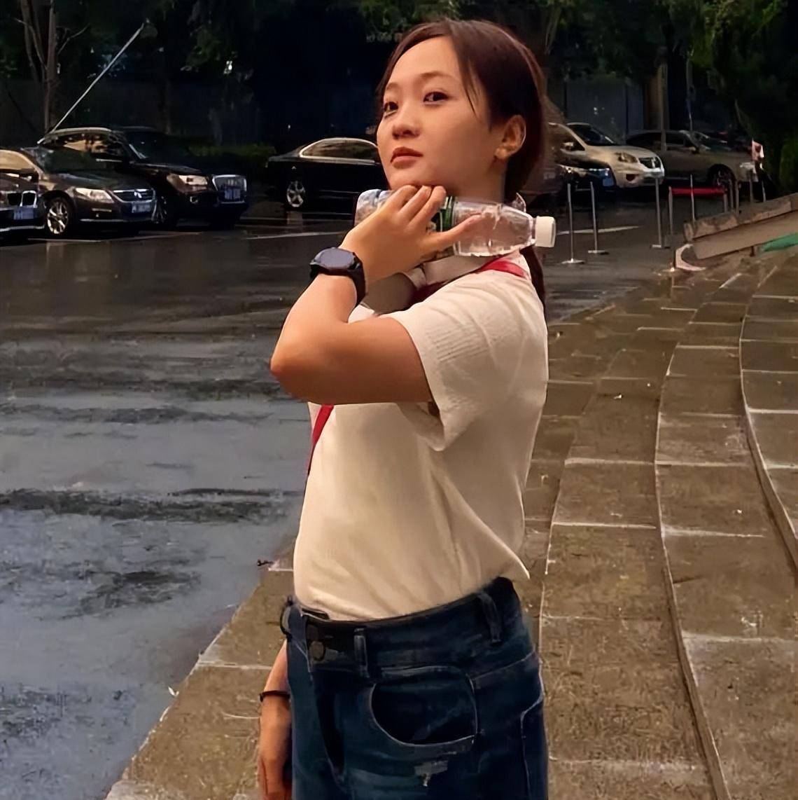 林妙可又胖又不漂亮才23岁就满腰围的赘肉,甚至没普通妇人身材好_照片