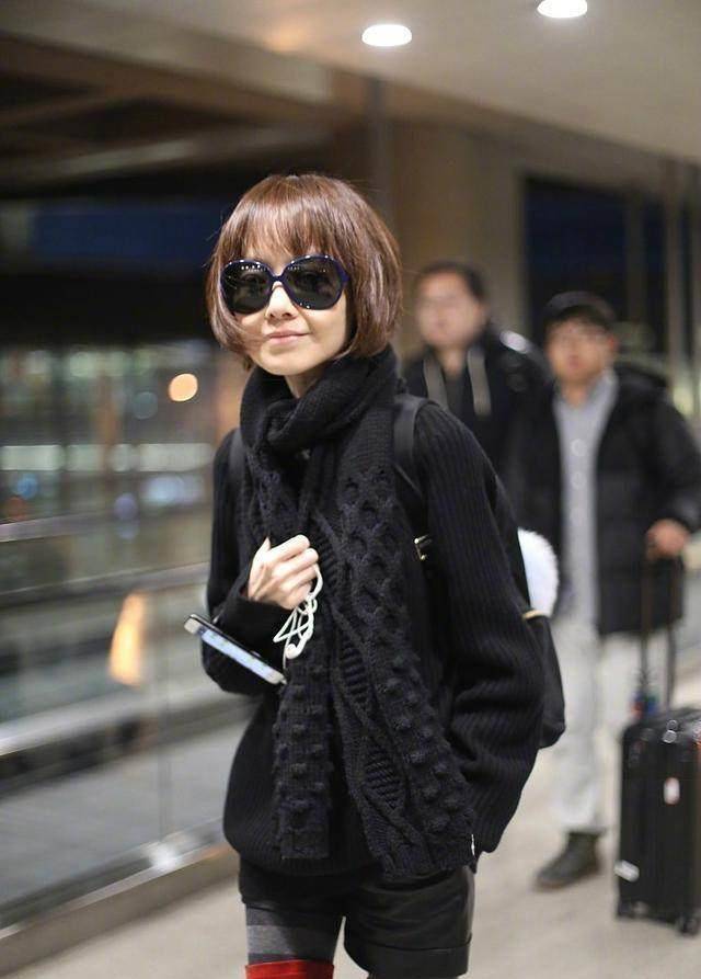 鲁豫一身经典黑色针织衫,简单百搭.