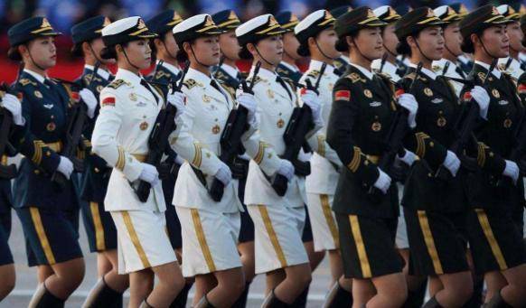 在阅兵仪式上,女兵为何要穿丝袜?