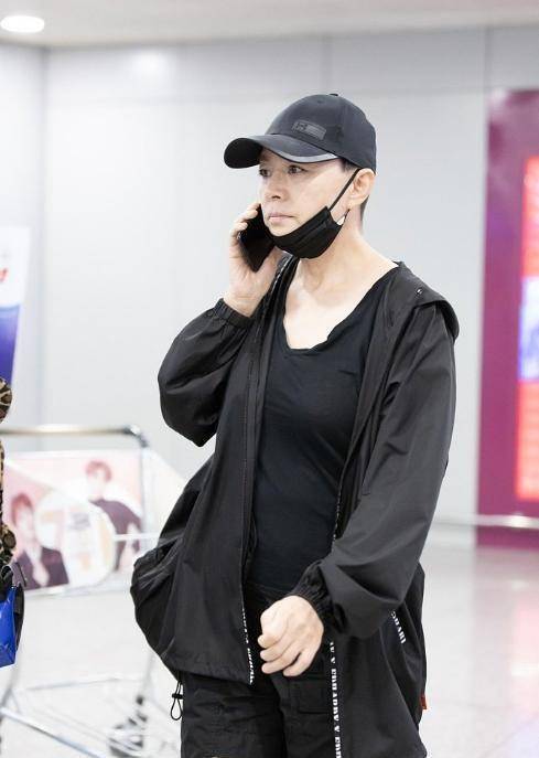 宋丹丹全黑look独自现身,神情严肃一路煲电话粥,纤细美腿又抢镜_身材