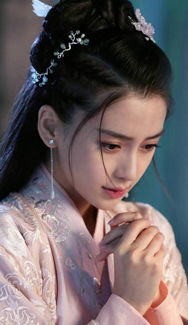 杨颖本想凭着清宫图接剧,没想到出现滑铁卢:嘴角扯得像没缝合好_进行