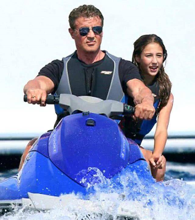 本月25日,73岁史泰龙最小的女儿--斯嘉丽·史泰龙迎来了18岁生日,硬汉