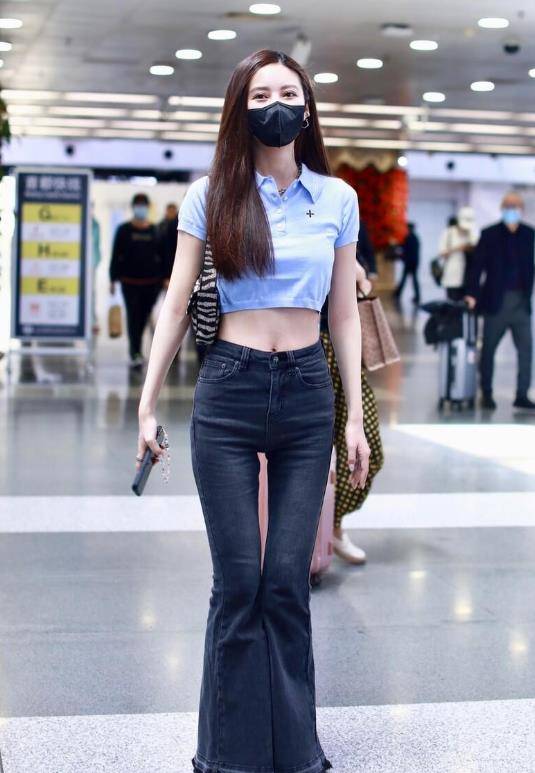 国外女星吴优身穿蓝色露脐上衣 牛仔喇叭裤,秀出火辣身材_时尚_风格