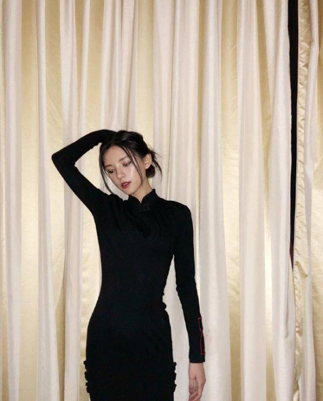 王思聪最美的前女友,小蛮腰加上印花旗袍真的太漂亮了_张予曦_身材