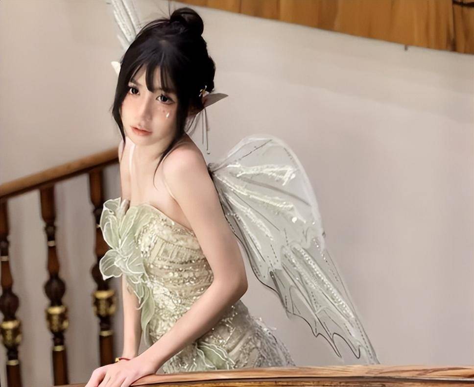 蔡萝莉身穿露脐连衣裙秀腰,"轻胖"标签疑似引发身材