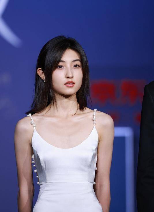 张子枫终于脱胎换骨,穿吊带罕见惊艳一回,时尚好多身材也惊人_造型