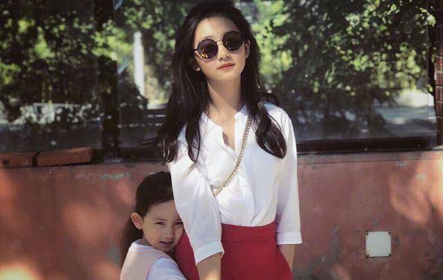 黄磊13岁女儿近照,多多与好友做蛋糕,一席"低胸装"有点成熟!