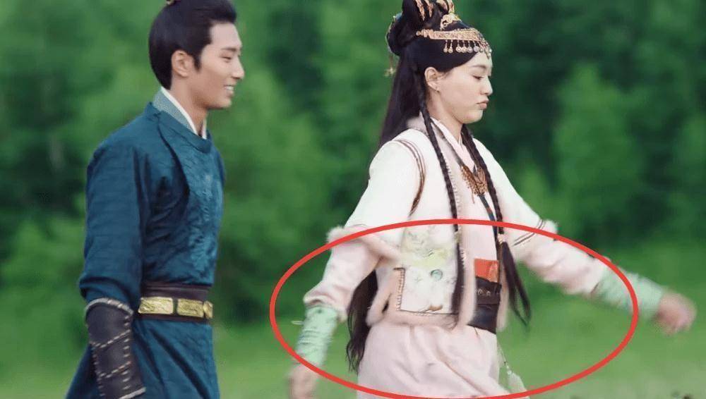 八个月小公主比ok手势,和唐嫣肤色差距大_妈妈_网友_燕云台