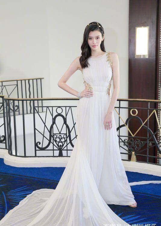 奚梦瑶身穿白色雪纺长裙亮相红毯网友:造型有雅典女神的感觉_漂亮