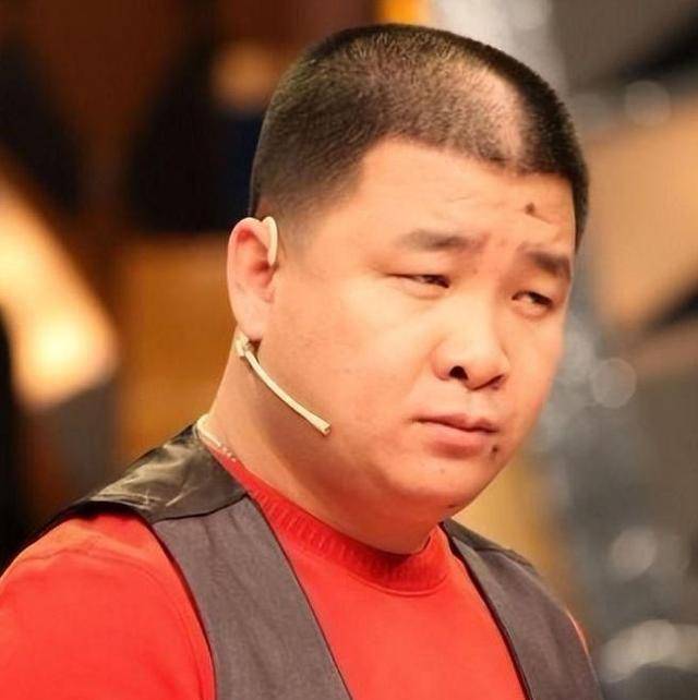 在一次和网红利哥直播连线的时候,孙小宝为了流量竟然说出要认对方当"