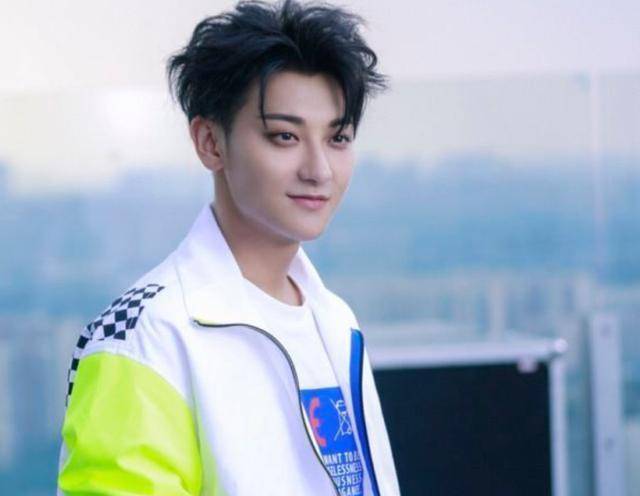 小八卦,黄子韬有颗少女心?吴京曾酒驾?_贾玲_因为_袁弘