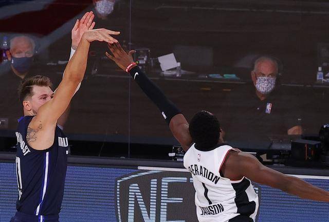 东契奇三分绝杀前,不听战术布置,独自在玩瓶子_比赛_暂停_球员