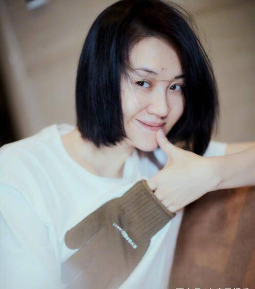 许晴晒素颜自拍不再苍老明显,远离老年人生活让她女人味十足_容貌