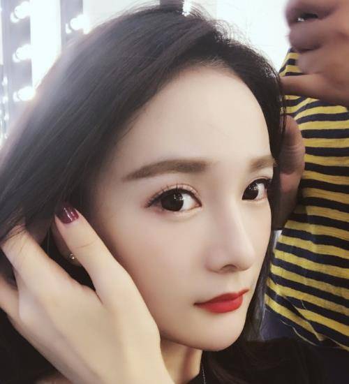 杨幂替身晒近照,青春水嫩,丝毫不输本尊!_卓亨瑜_长相_桃花