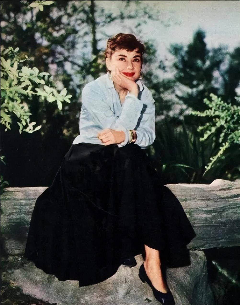 经典电影《罗马假日》,赫本饰演的安妮公主穿着白色连衣裙搭配黑色