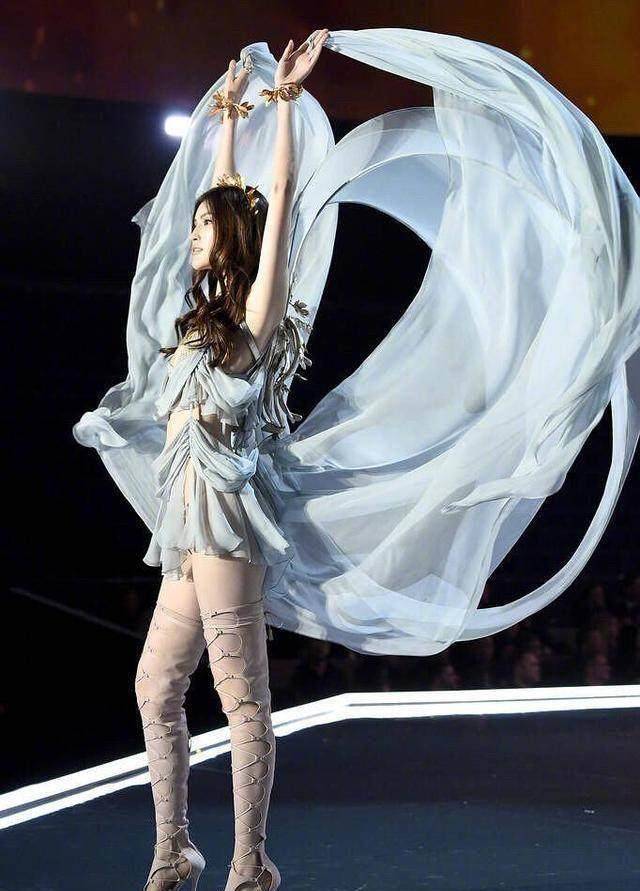 奚梦瑶维密秀大摔跤!脚肿成包子坚持走完全场,曾说摔跤就退休!