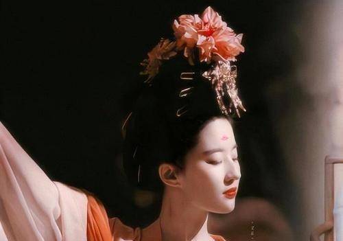 虽然刘亦菲内眦赘皮,露龈笑,溜肩……但她就是美得没有道理_时候_缺陷