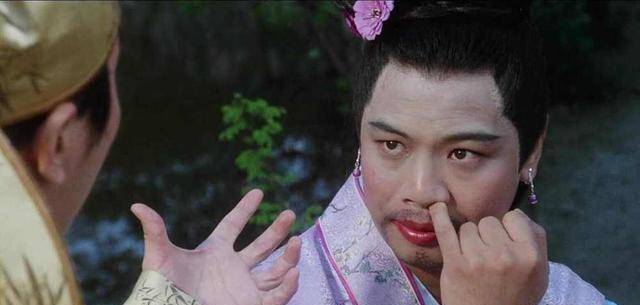 作为近些年最火的电影《功夫》,捧红了许多艺人,扮演包租公的元华,接
