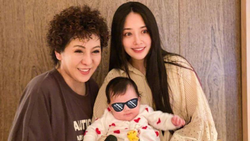 向佐女儿迎来1周岁生日,向太晒孙女正面照,并祝祖国生日快乐