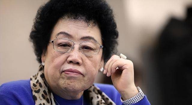 2018年,77岁的陈丽华立遗嘱:3个孩子每人100亿,余下归唐僧老公_迟重瑞