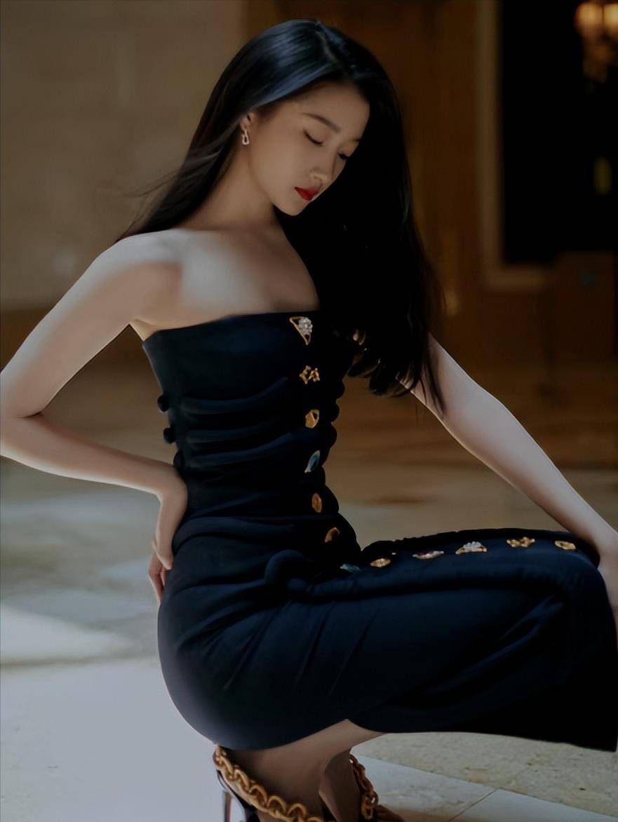 关晓彤真是合照高手,同框江疏影完全没输,短裤长腿,美得像模特_时尚