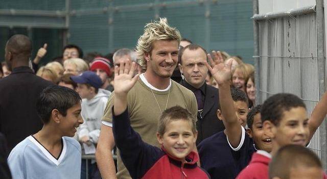 小贝"秃如其来"上热门,韩日世界杯发型引领世界,改变人生轨迹