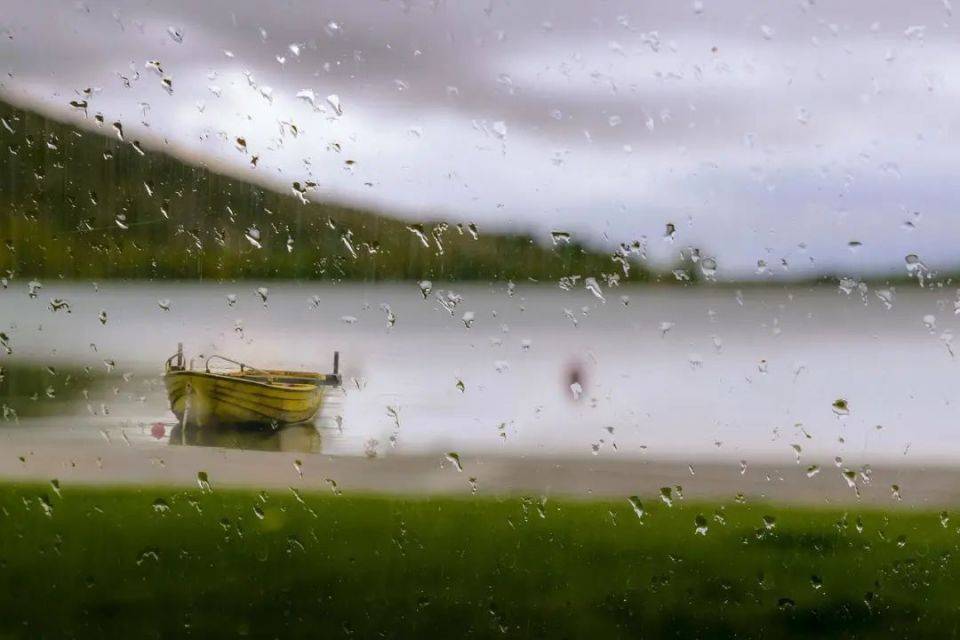 盛夏時光靜淺,倚窗聽雨綿綿_夏雨_筆下_西湖