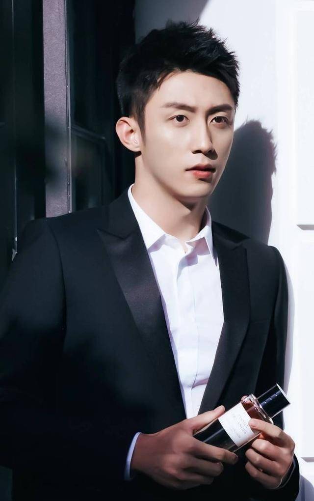 一位护鲸团的告白:喜欢黄景瑜后,我都要取关胡一天和王俊凯!