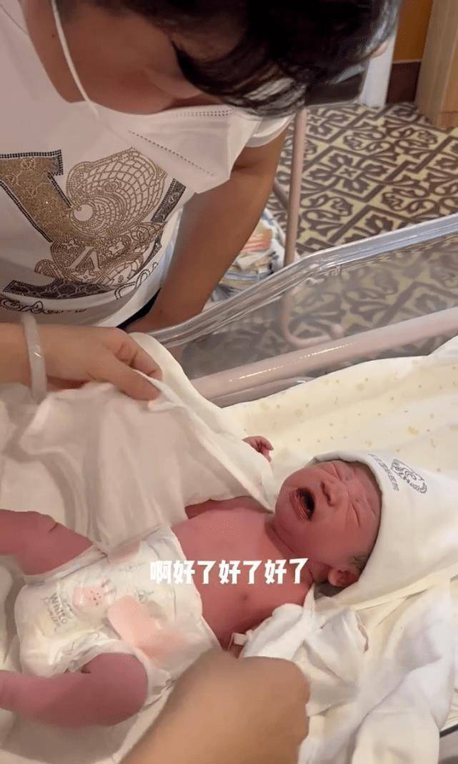 原来赵本山的徒弟雅丹产下第三胎,老公小鹏飞晒母子合照报平安_儿子