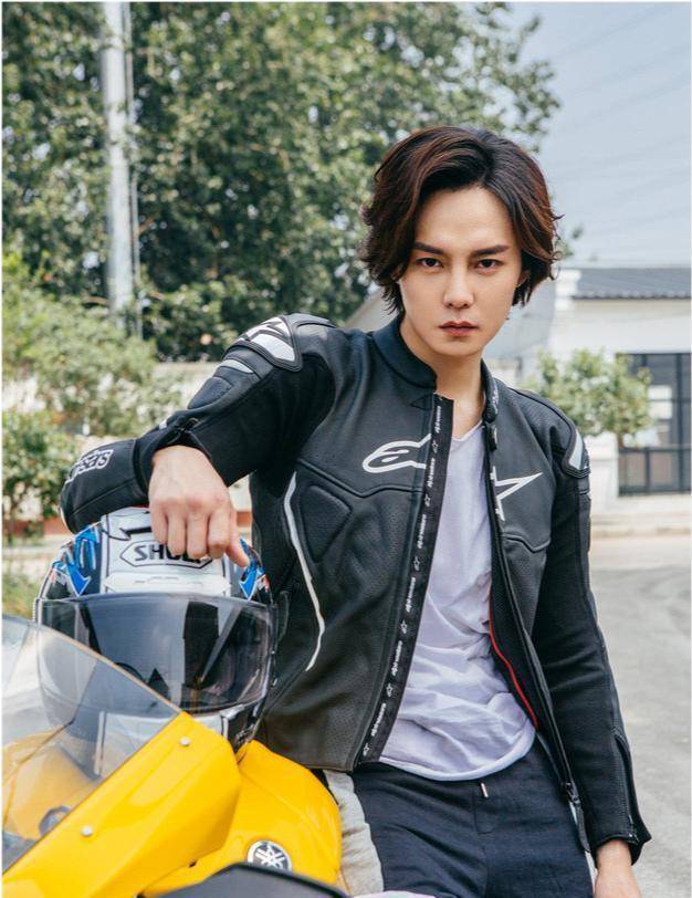 尹正减肥致发际线后移,最新大片皮肤松弛显老态,状态不佳被吐槽_网友