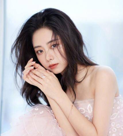 杨紫不参加金鹰节一身轻松!