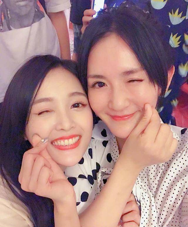 谢娜又收入徒弟一枚,晒与吴宣仪亲密合照,比心嘟嘴萌翻了