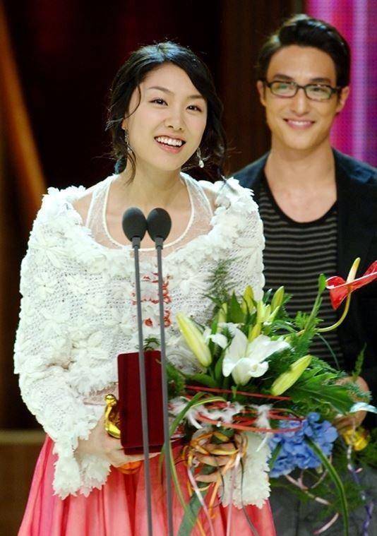 玄彬&孙艺珍6年前初次同框,徐智慧15年前新人奖竟是玄彬颁的_网友_剧