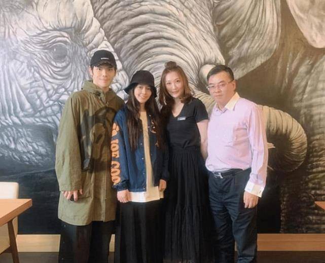 向佐和父母现身萧敬腾日料店,向太精神矍铄,独留郭美女照顾女儿