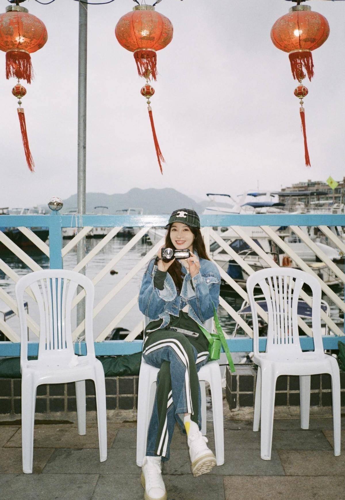 孙嘉璐荡秋千,笑容纯真,一身牛仔造型甜美酷俏皮,治愈力max_运动_女孩