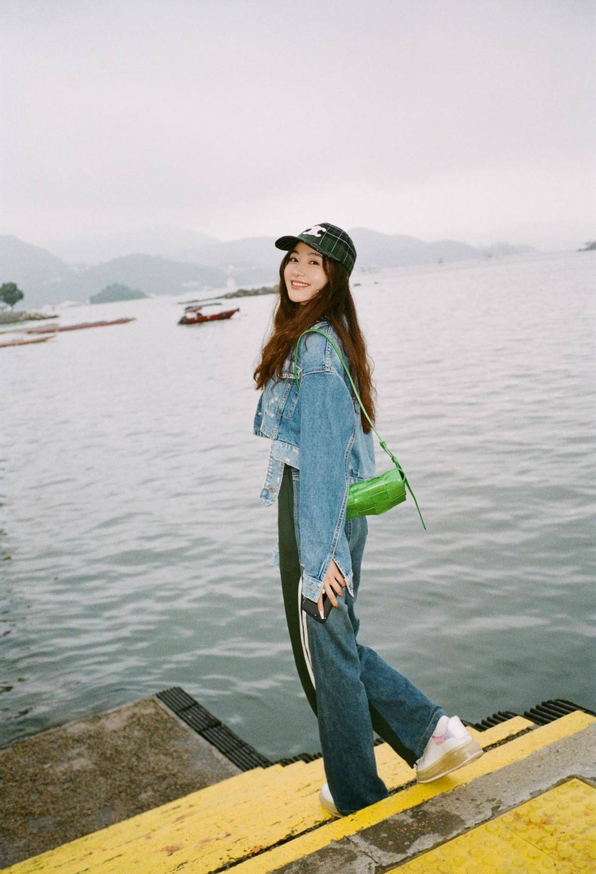 孙嘉璐荡秋千,笑容纯真,一身牛仔造型甜美酷俏皮,治愈力max_运动_女孩