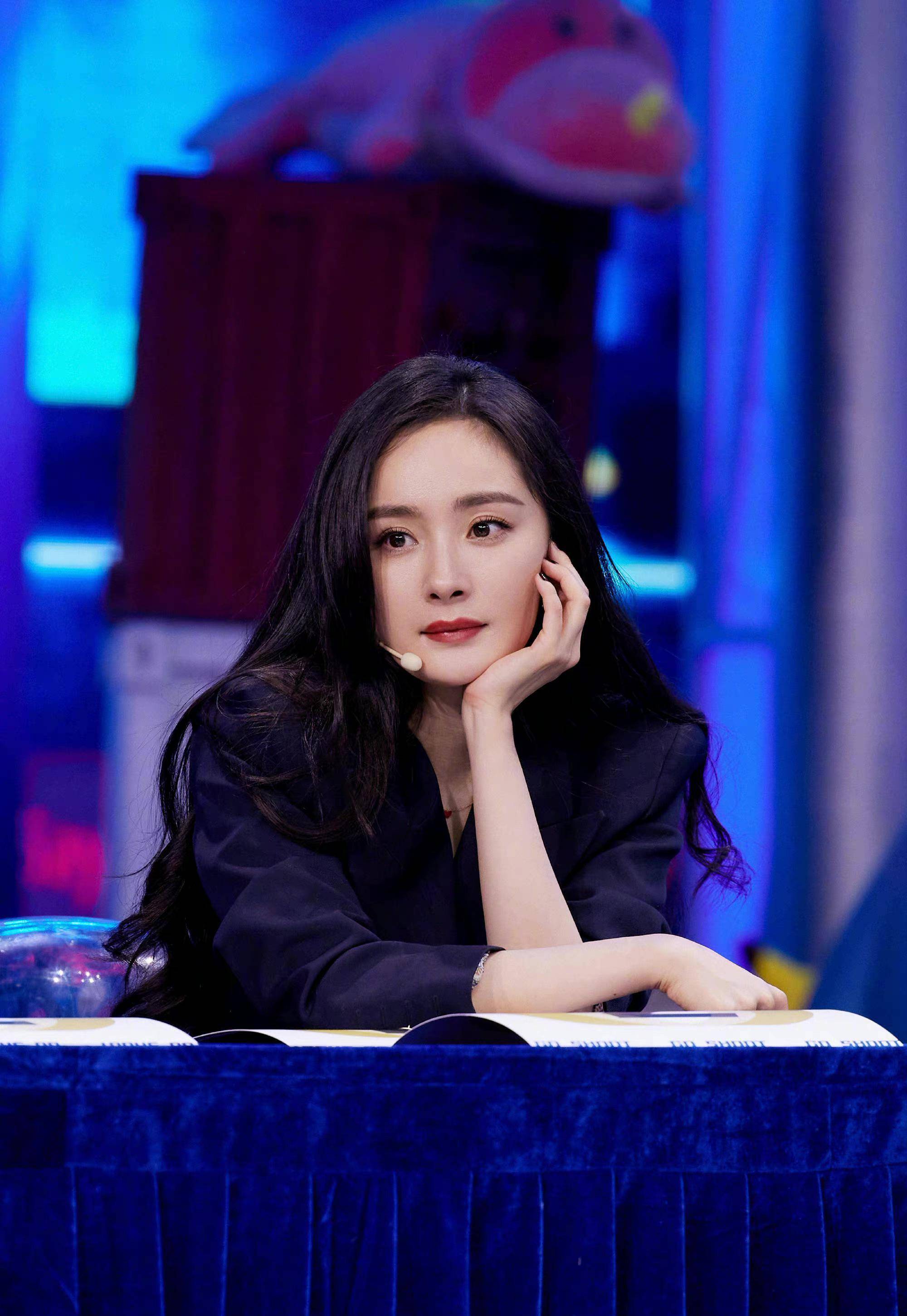 杨幂为发起漫画腰挑战道歉,双排扣西装配厚底鞋,不愧85后大花