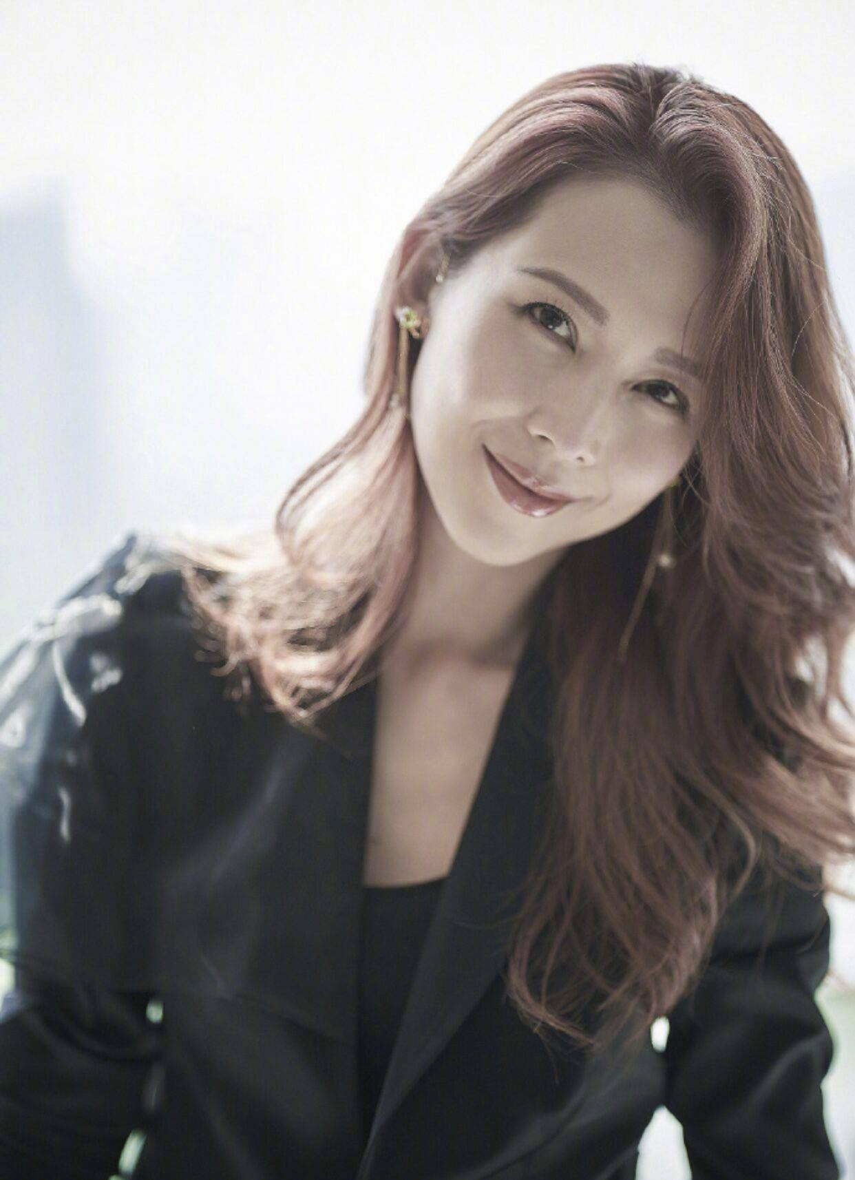 娄艺潇真的可以算得上是出道即巅峰,剧中的她长相清秀甜美,性格却霸道