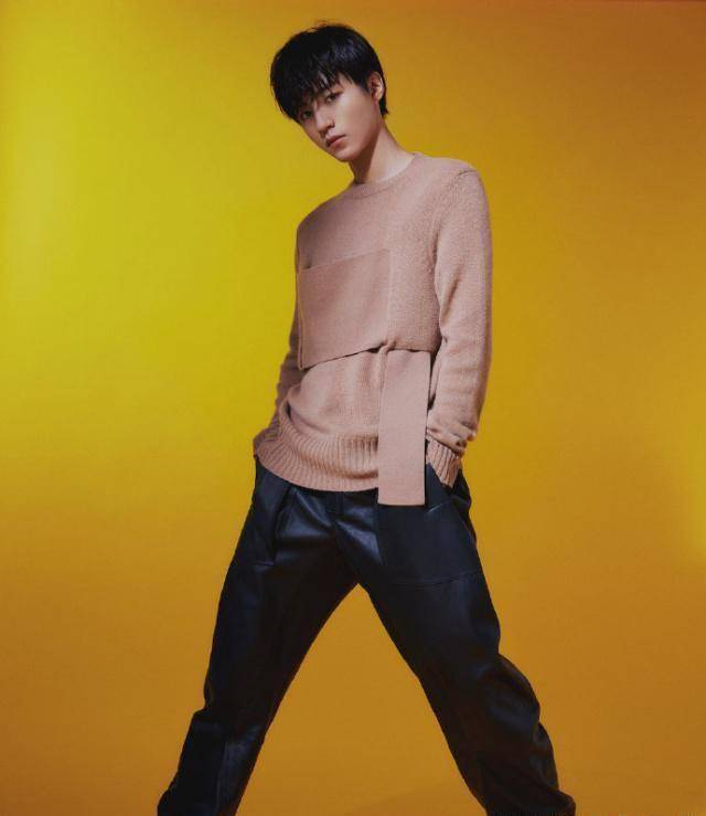 夏日马卡龙少年,王俊凯太a了,锁骨比大长腿还要抢镜!_照片_黑色_杂志