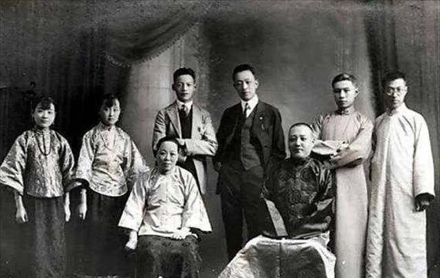 民国青帮大佬李金鳌,比杜月笙高三辈,赌桌上当众割自己大腿肉_天津