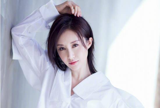 一件简单的白衬衫,配上飘逸的短发,舒畅告诉你纯真才是真美丽!