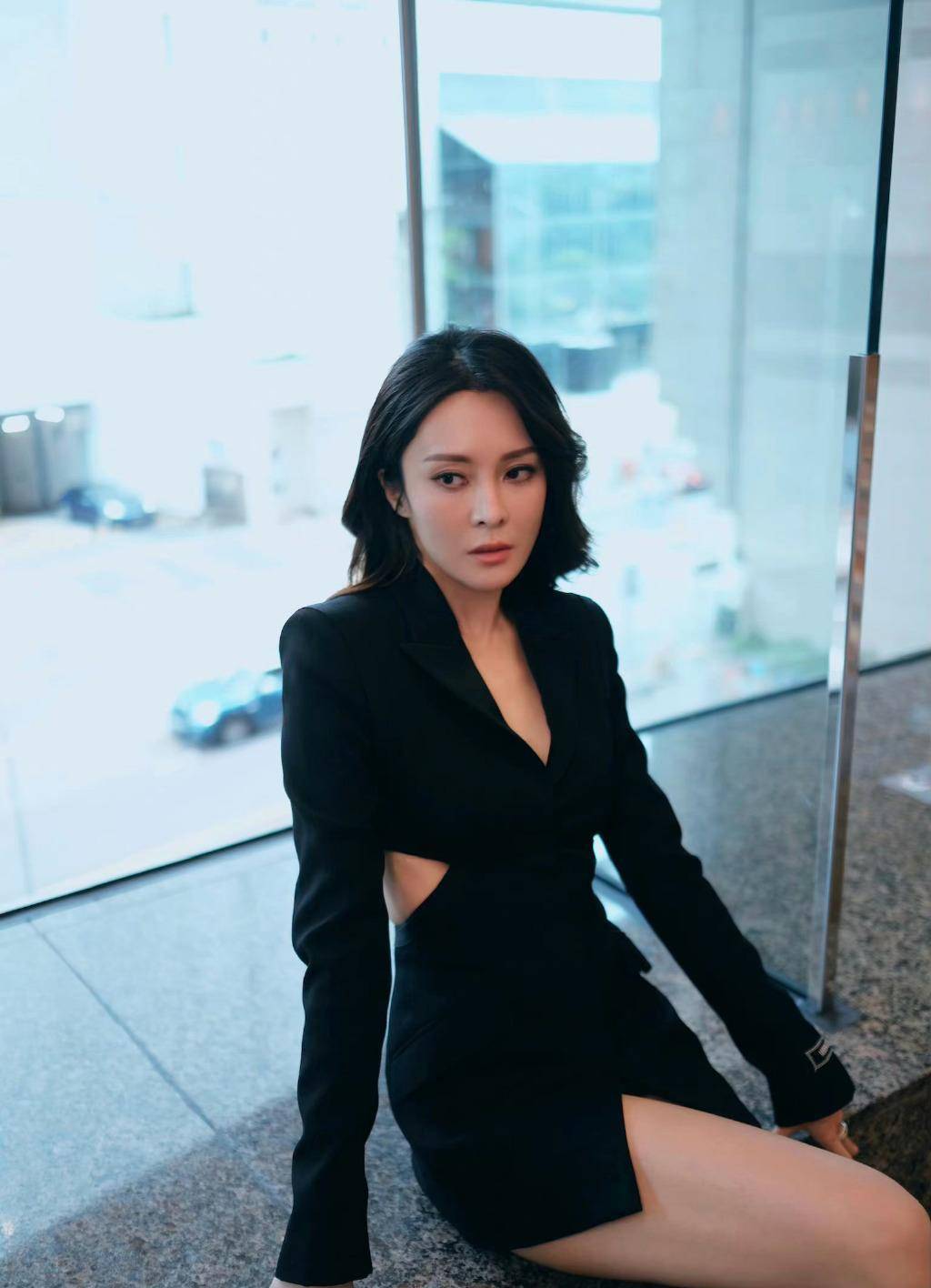 tvb女星张曦雯身穿黑色长裙短裙出席活动,知性大方可爱又火辣_时尚