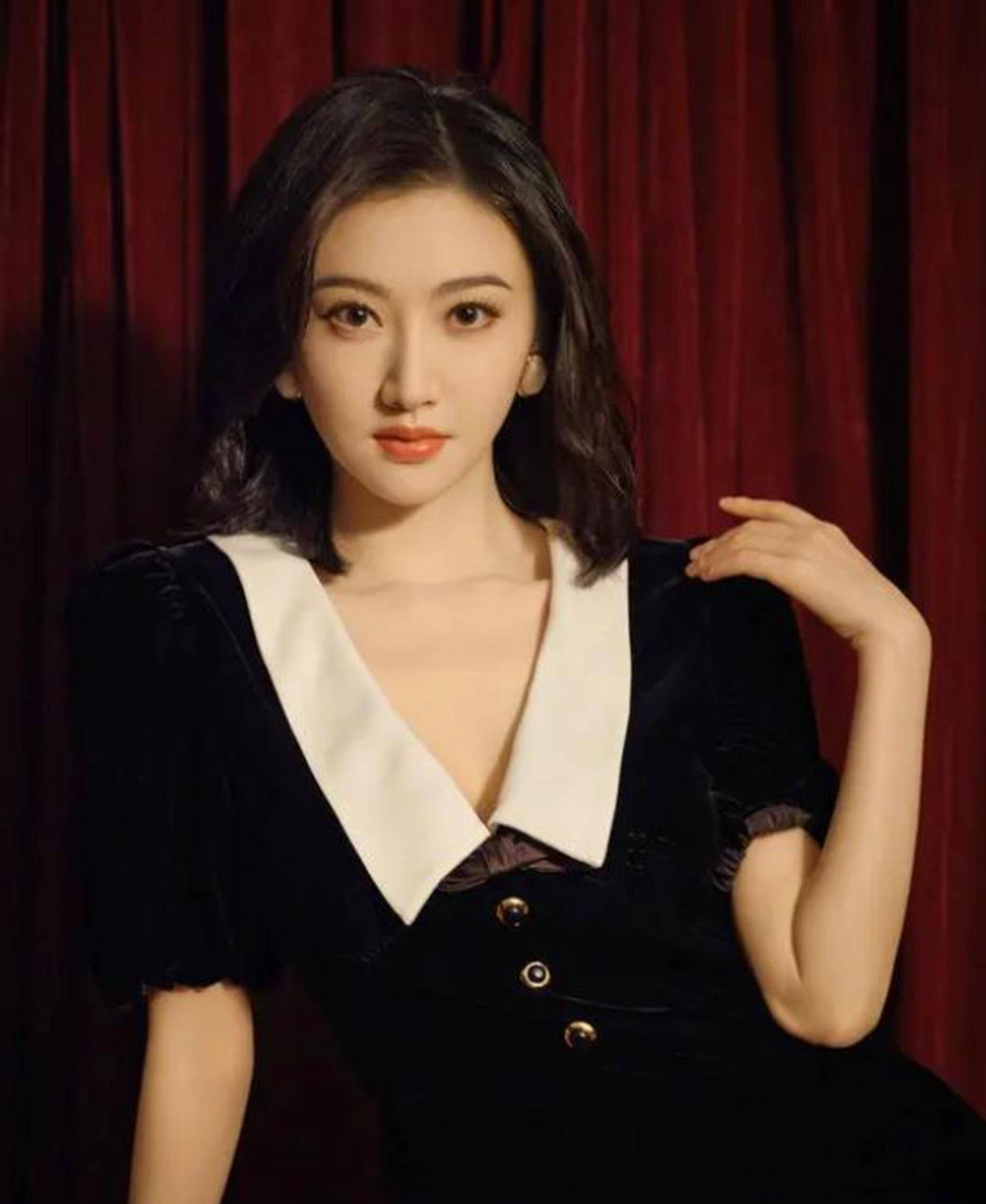 景甜的高贵感让人惊叹,丝绒连衣裙的美图,复古又优雅!