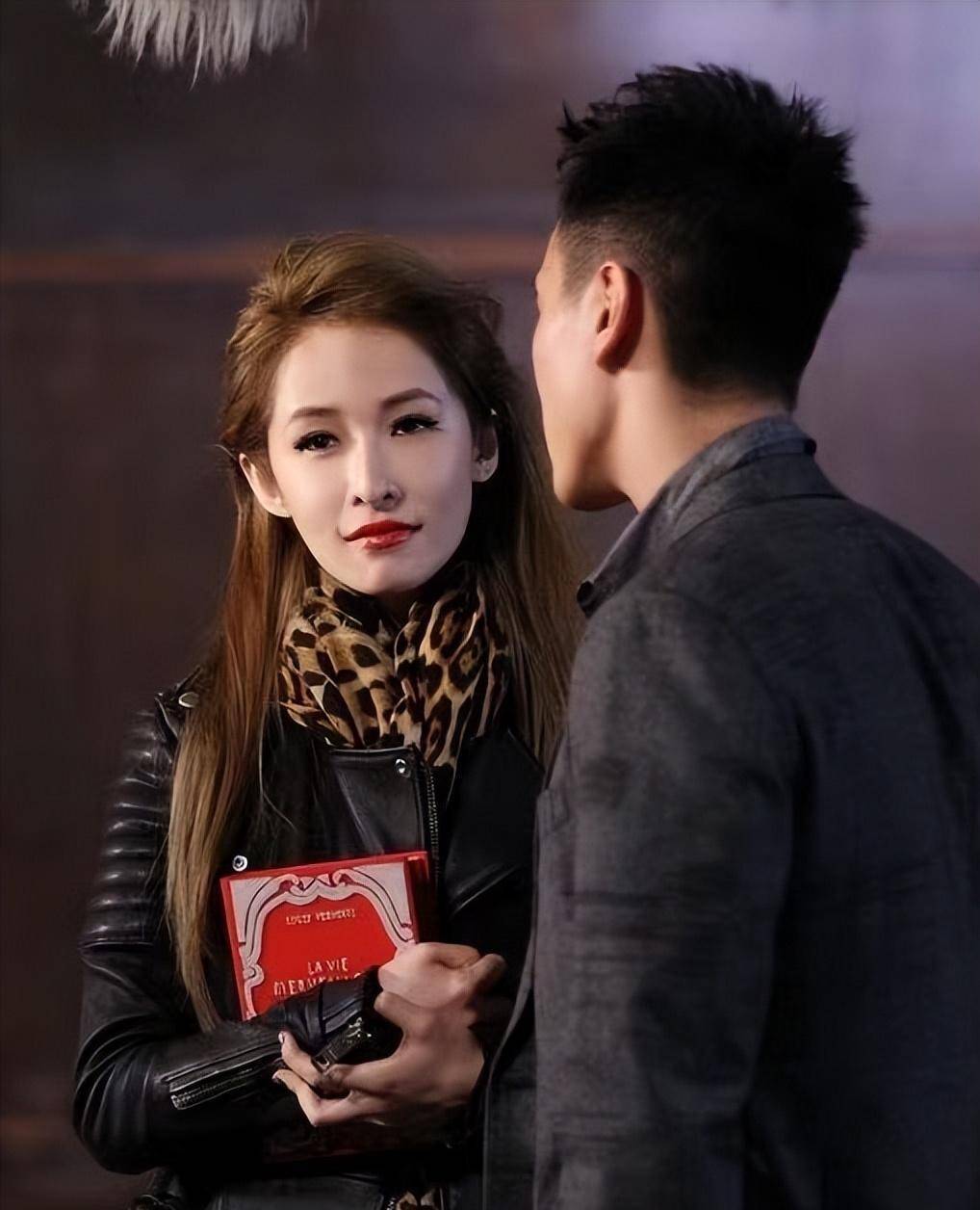 与前几任男友不同的是,萧亚轩因为与王阳明分手,竟然独自伤心了好久.