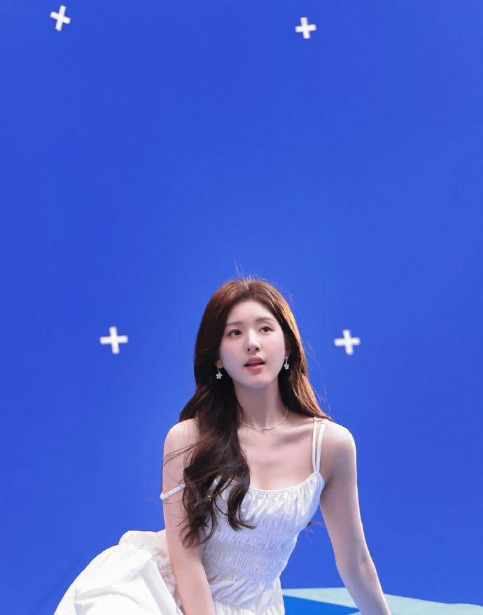 赵露思的长相真是又美又甜!两种白色穿搭,时尚又迷人_感觉_背心_瑜伽