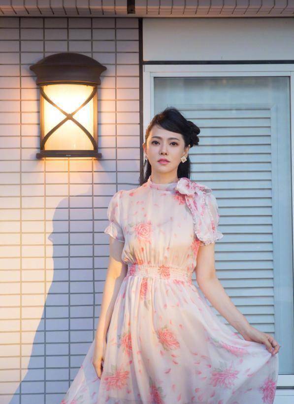 伊能静也这么潮流,成熟韵味容颜焕发,完全不像51岁的年龄