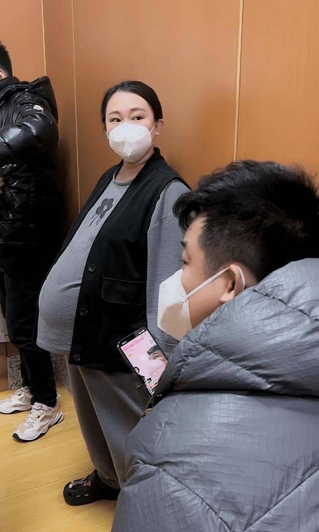 2009年,她与师父赵本山,哥哥小沈阳一起登上央视春晚舞台,表演小品