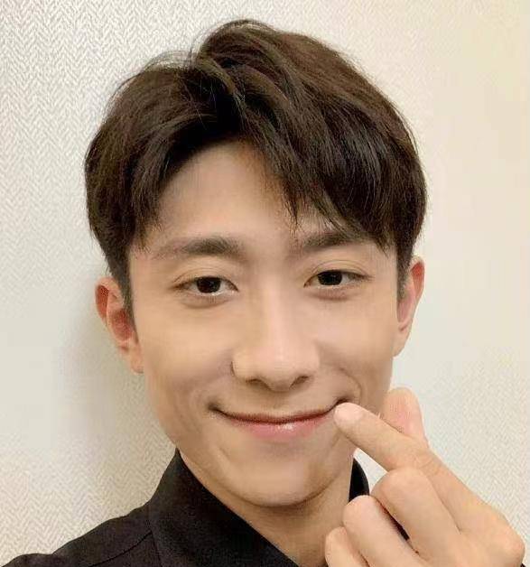 张一山与美女同游海南,当众搂抱太时尚,网友:刘星早就长大了_回应